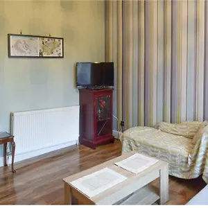 Apartment 1 Bed In The Outskirts Of Edinburgh, Free Wifi & Street Parking, Self-catering, Broxburn